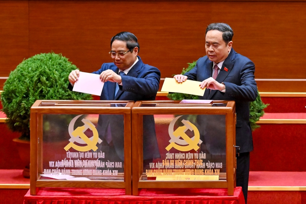 Thủ tướng Phạm Minh Chính và Chủ tịch Quốc hội Trần Thanh Mẫn bầu Ban Chấp hành Trung ương khóa XIV. 