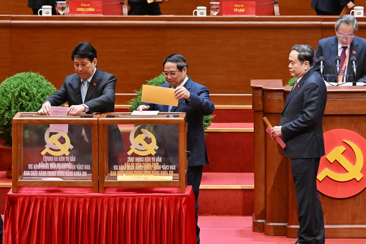 Chủ tịch nước Lương Cường, Thủ tướng Phạm Minh Chính, Chủ tịch Quốc hội Trần Thanh Mẫn bỏ phiếu bầu Ban Chấp hành Trung ương khóa XIV.
