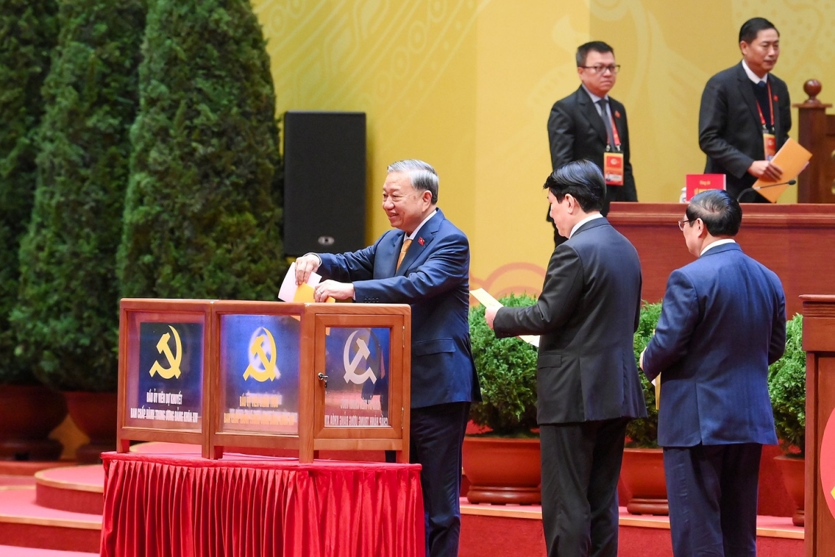 Tổng Bí thư Tô Lâm cùng các đồng chí lãnh đạo Đảng và Nhà nước bỏ phiếu bầu Ủy viên Trung ương chính thức và Ủy viên dự khuyết Ban Chấp hành Trung ương Đảng khóa XIV.