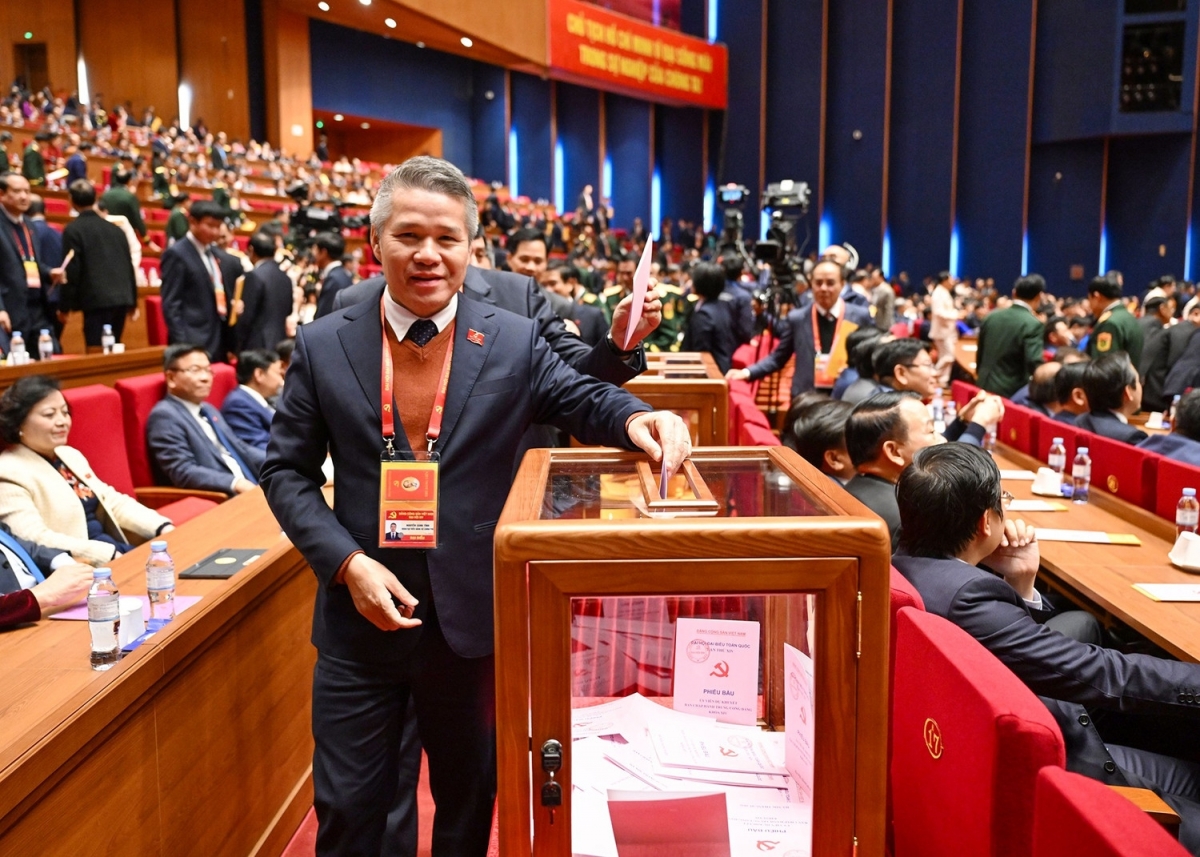 Các đại biểu bỏ phiếu bầu Ban Chấp hành Trung ương khóa XIV. 