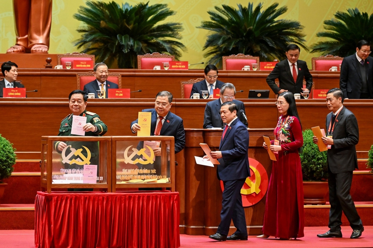 Các đại biểu bỏ phiếu bầu Ban Chấp hành Trung ương khóa XIV. 