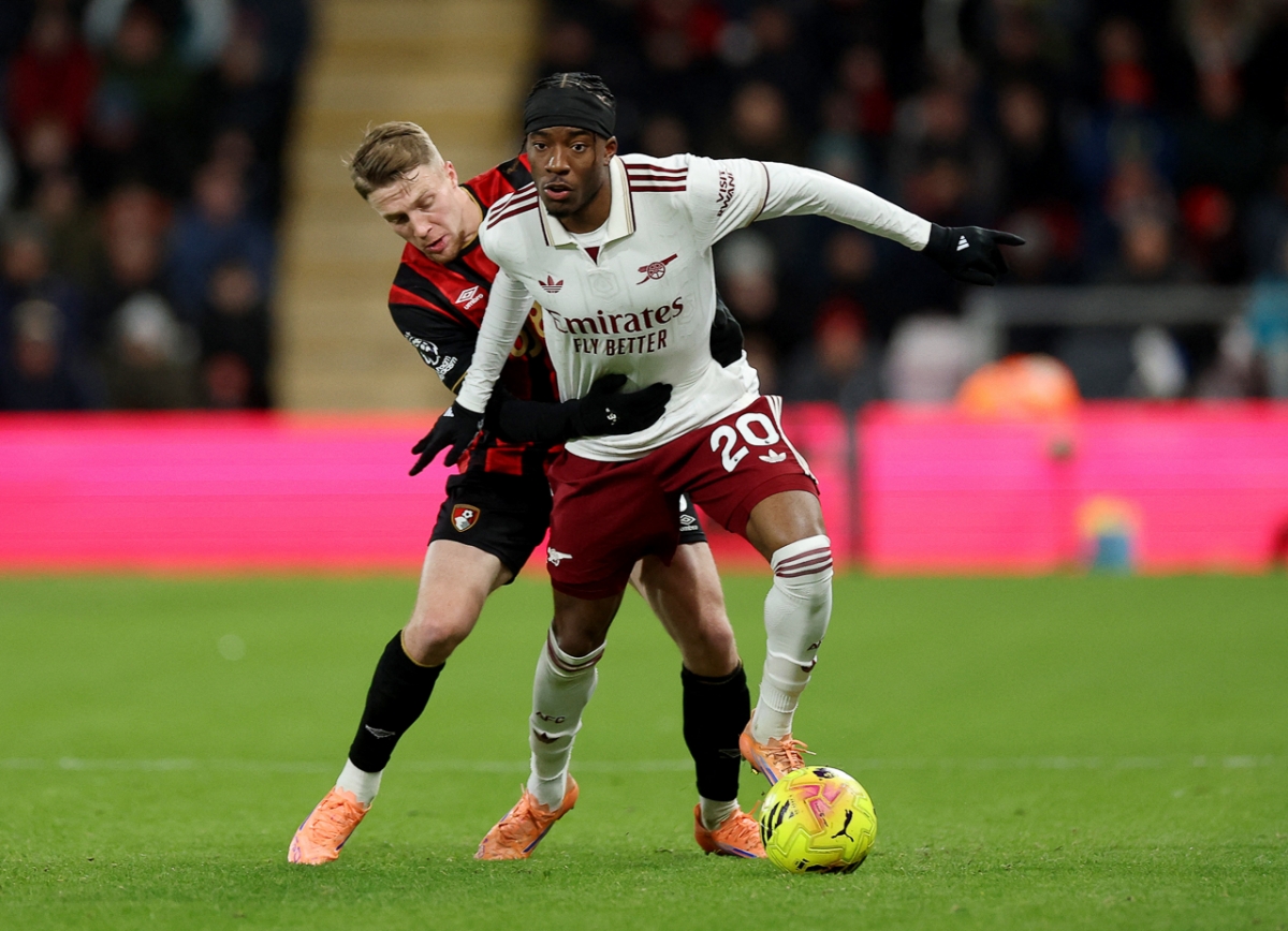 Bournemouth gây ra nhiều khó khăn cho Arsenal trong hiệp một (Ảnh: Reuters)