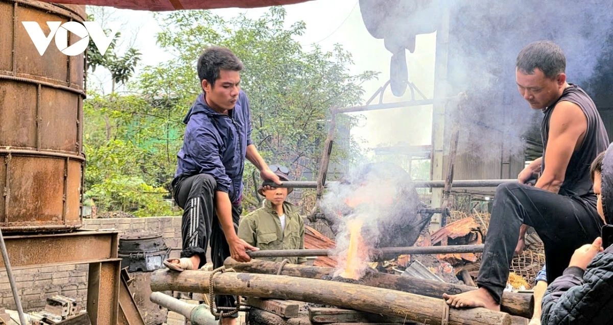Workers coordinate closely as they pour molten bronze into molds. A moment’s delay can ruin a casting, so every movement reflects experience, focus and steady hands honed by years in the craft.