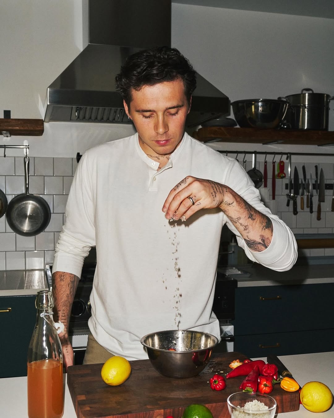 Brooklyn Beckham trong hành trình tìm kiếm con đường riêng – phía sau vẻ ngoài hào nhoáng là những lựa chọn nghề nghiệp nhiều thử nghiệm, phản chiếu áp lực của một người trẻ phải khẳng định giá trị bản thân dưới cái bóng quá lớn của danh tiếng gia đình. (Ảnh: Instagram @brooklynpeltzbeckham)