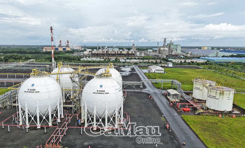 Công nghiệp Cà Mau phát triển mạnh, từng bước giữ vai trò động lực, đóng góp quan trọng vào mục tiêu tăng trưởng kinh tế đạt hai con số trong nhiệm kỳ mới. Ảnh: Trần Nguyên