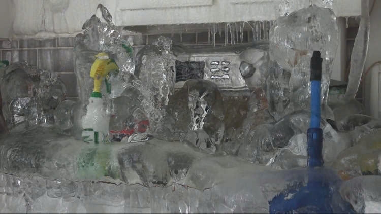 Mọi vật dụng cùng tường và sàn nhà bị phủ lớp băng dày.