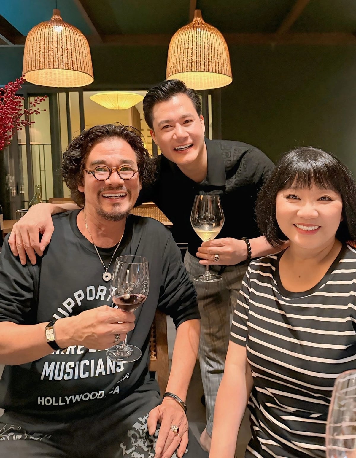 Ca sĩ Quang Dũng tổ chức tiệc riêng tư, ấm cúng ở biệt thự 400 m2 tại TP HCM, mời vợ chồng Cẩm Vân - Khắc Triệu, Hiền Mai, Thanh Thảo tham dự.