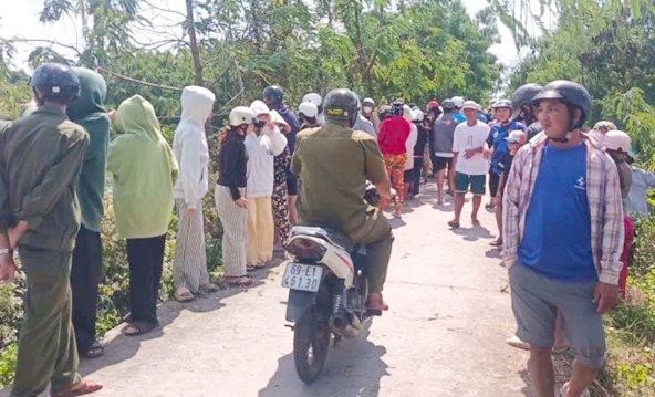 Người dân hiếu kỳ kéo đến theo dõi vụ việc.