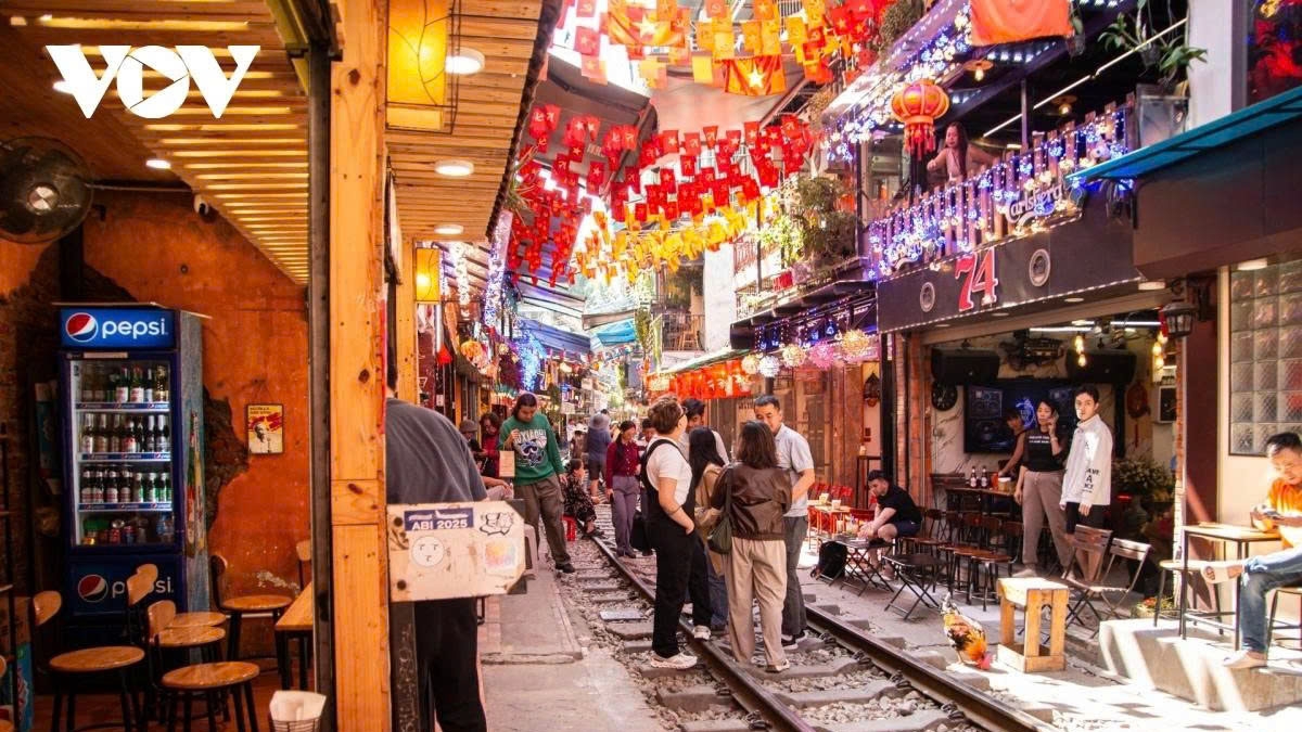 Cà phê đường tàu nhộn nhịp đón khách nhưng tiềm ẩn nhiều nguy cơ mất an toàn giao thông