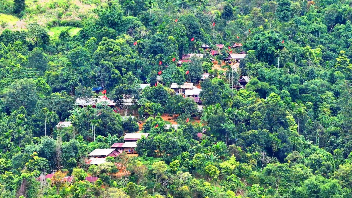 Các bản làng ở miền núi Đà Nẵng rực rỡ cờ hoa.