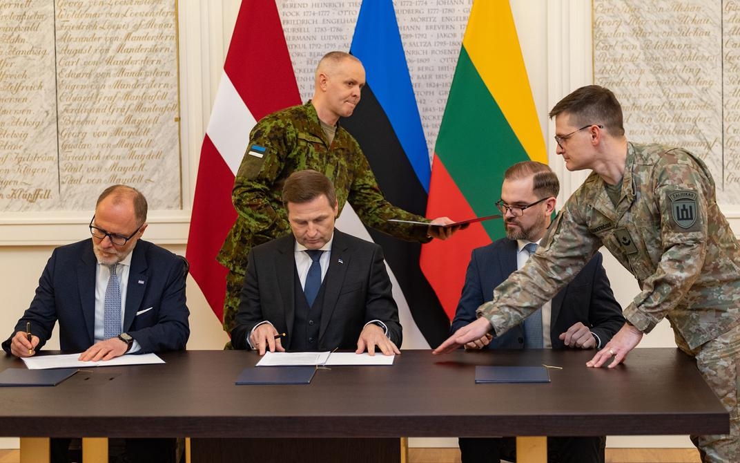 Các Bộ trưởng Quốc phòng các nước Baltic ký Tuyên bố chung về việc thành lập Khu vực cơ động quân sự Baltic ngày 30 tháng 1 năm 2026 (Ảnh: news.err.ee).