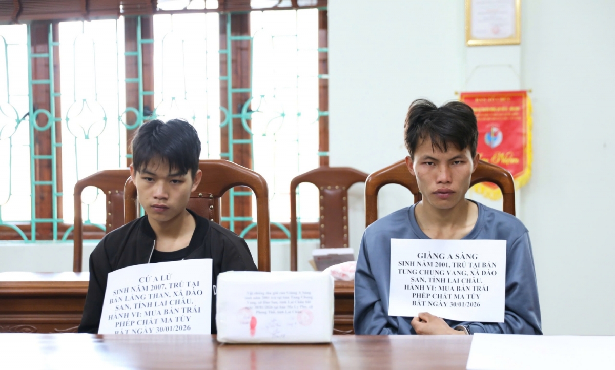 Các đối tượng cùng tang vật vụ án tại cơ quan công an (Ảnh Công an Lai Châu)