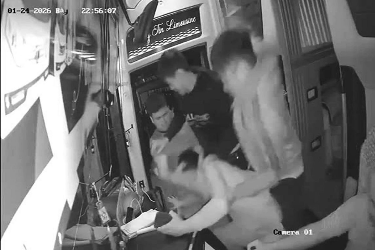 Các đối tượng lạ mặt hành hung dã man phụ xe ngay trên cabin (Ảnh trích xuất camera xe khách).