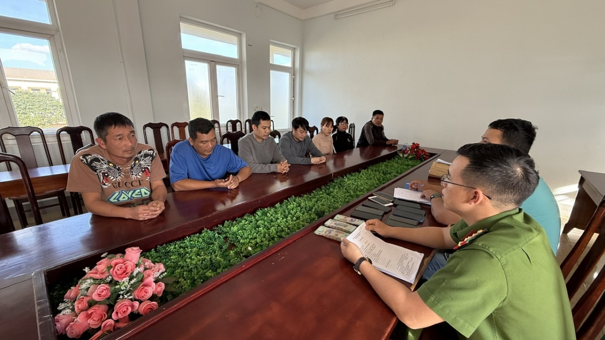 Các đối tượng trong đường dây số đề liên tỉnh tại cơ quan điều tra. (Ảnh: Công an Đắk Lắk).