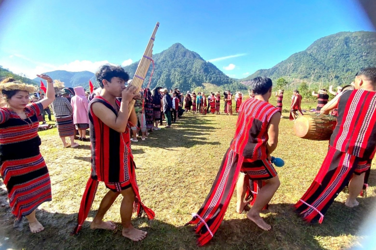 Các hoạt động của đồng bào Pa Cô trong lễ cúng thần Nước