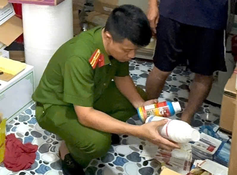 Các loại thuốc bảo vệ thực vật giả được PC03 - Công an tỉnh Đắk Lắk phát hiện tại các cơ sở, đại lý liên quan ở 8 tỉnh thành trong cả nước. (Ảnh: Công an Đắk Lắk)