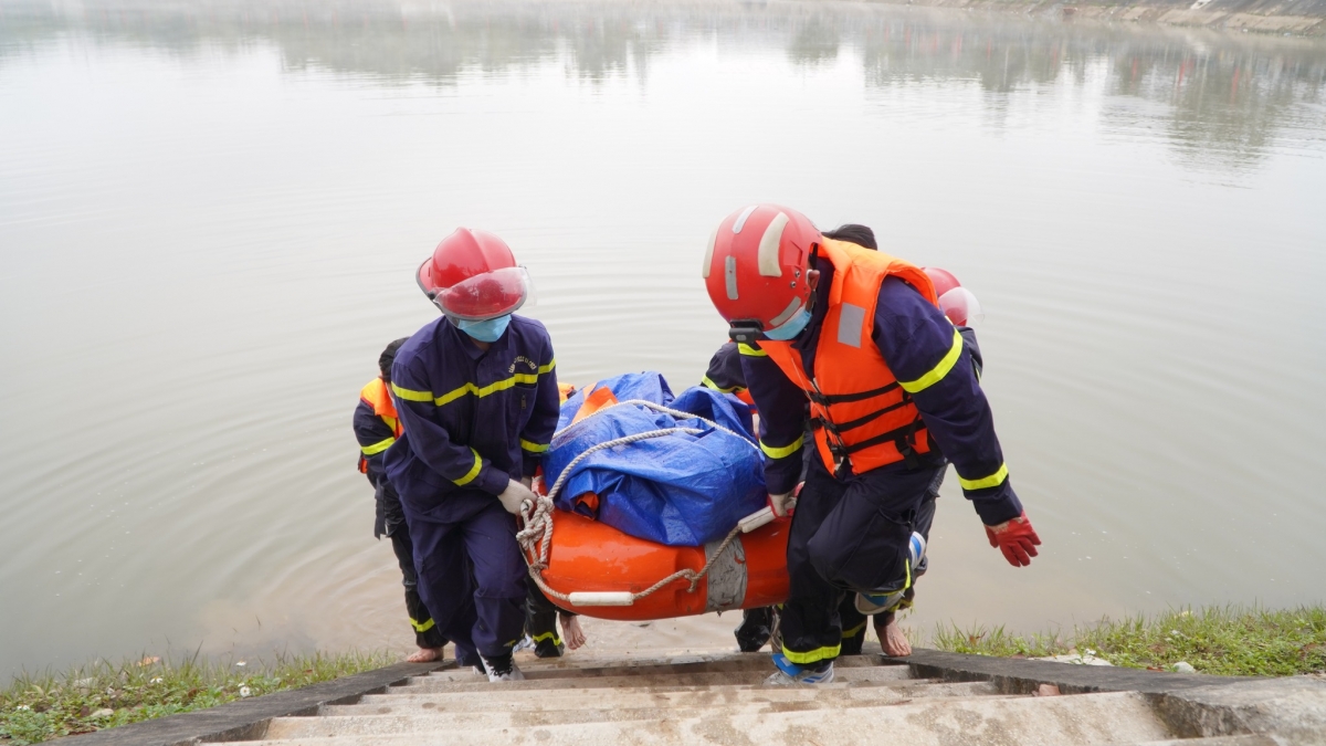 Các lực lượng trục vớt thi thể nạn nhân