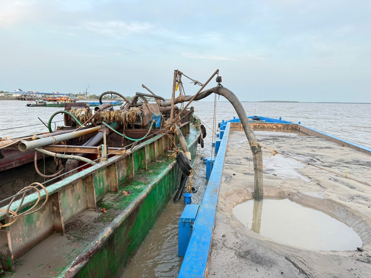 Các phương tiện vận chuyển cát không rõ nguồn gốc