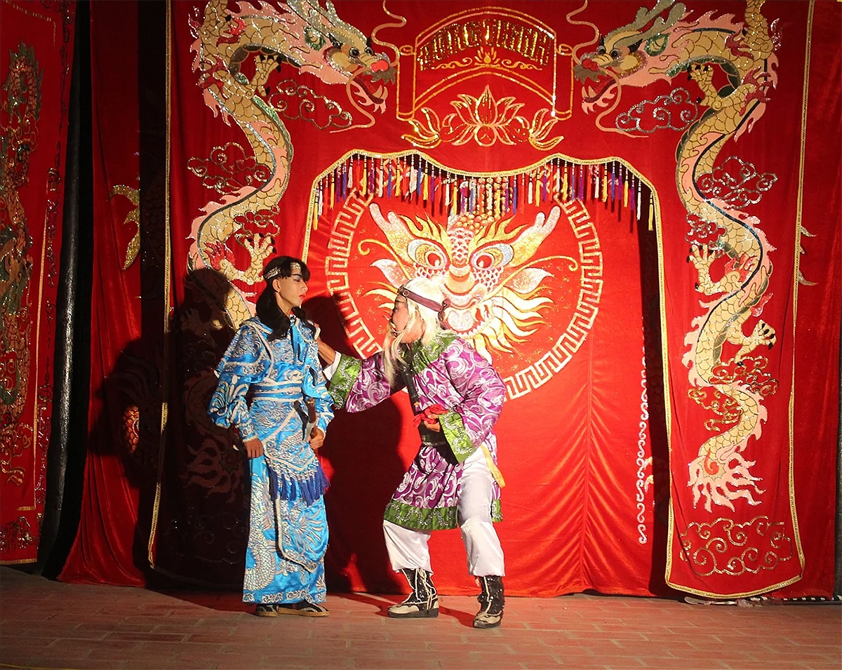 Một gánh hát biểu diễn ở đình làng tại tỉnh Vĩnh Long (được phục dựng) cho thấy nét văn hóa đi coi hát ở miền Tây ngày trước. Sân khấu của nghệ sĩ không rạp, biểu diễn trên nền nhà của ngôi đình.