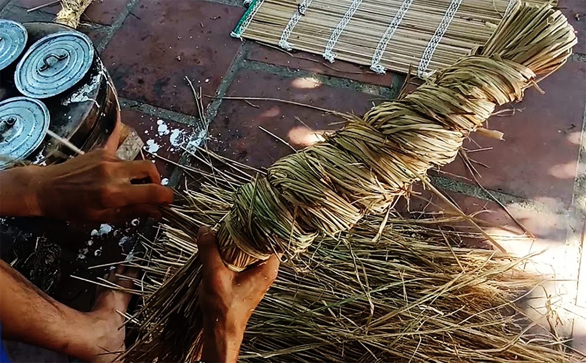 Đuốc rơm con cúi ngày xưa chỉ gần gặp gió là cháy dữ dội, dân đi xem hát không sợ bị tắt lửa giữa đường.