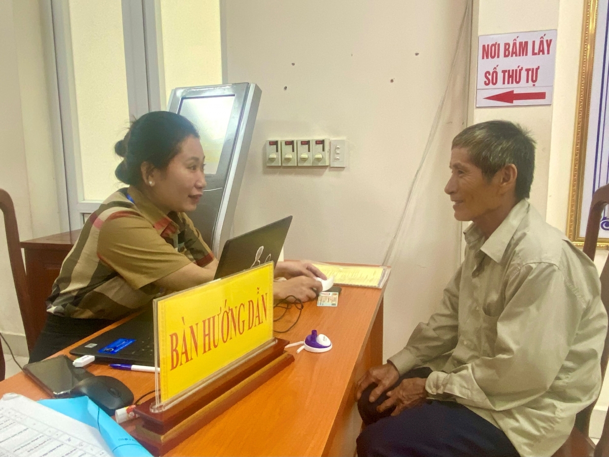 Cán bộ Trung tâm Phục vụ hành chính công phường Đồng Hới hướng dẫn, hỗ trợ người dân sử dụng dịch vụ công trực tuyến