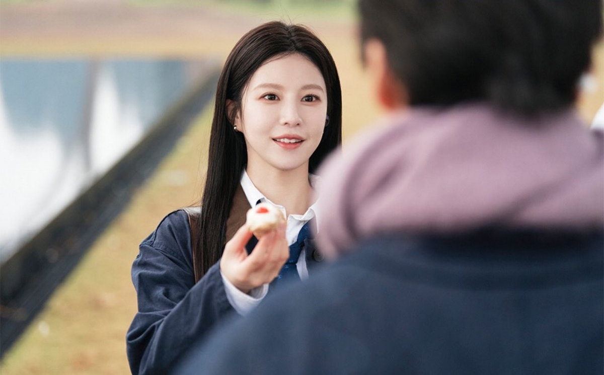 Go Youn Jung trong vai Cha Mu Hee – hình ảnh minh tinh luôn giữ vẻ ngoài chỉn chu, kín đáo nhưng đầy chiều sâu.(Ảnh: Netfilx)