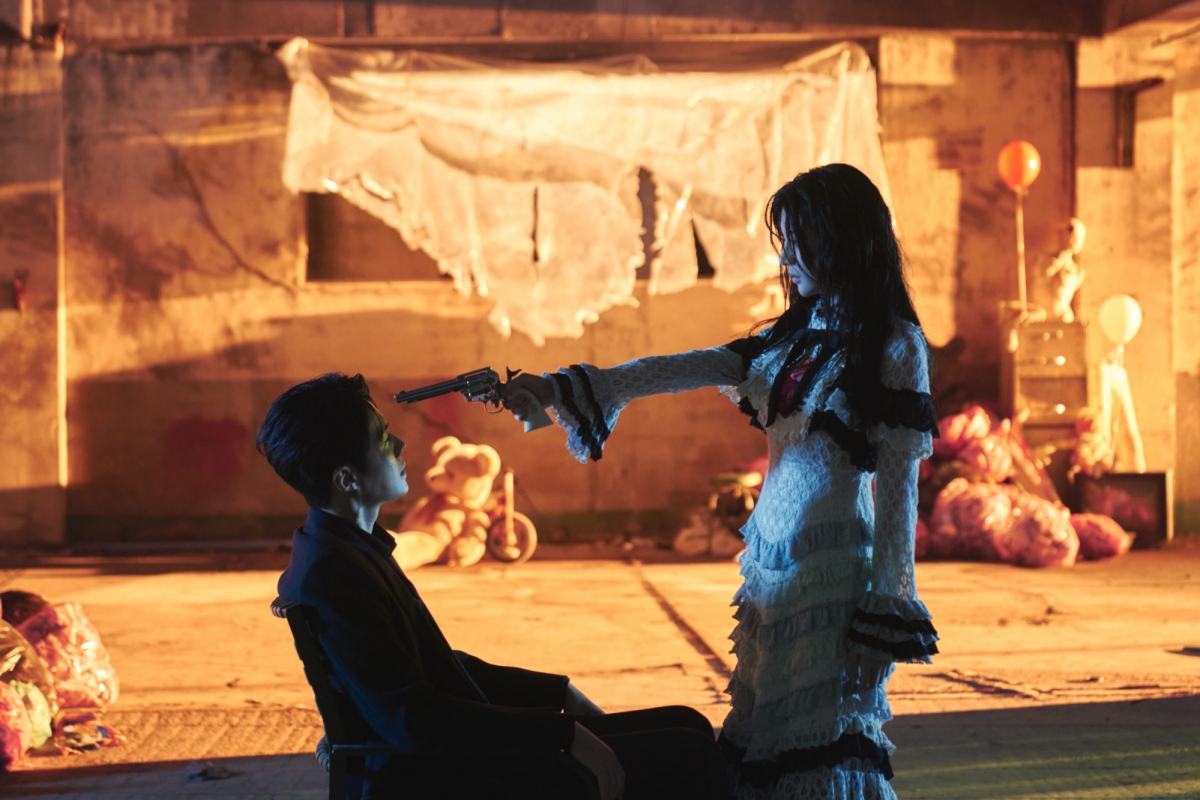 Qua Do Ra Mi, Go Youn Jung thể hiện rõ sự phân tách nhân cách chỉ bằng ánh mắt và thần thái. (Ảnh: Netflix)