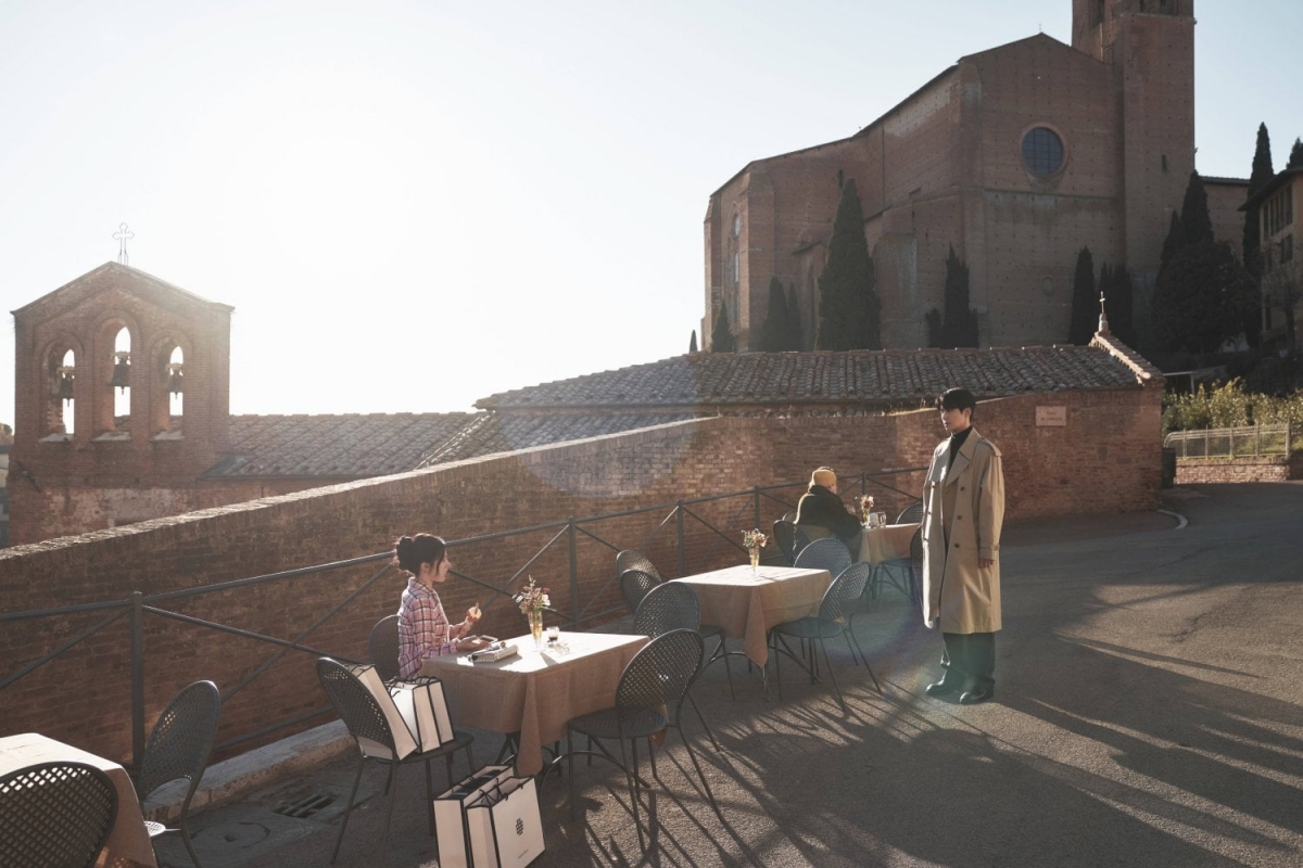 Không gian cổ kính của nước Ý được khai thác như chất xúc tác cho những rung động tình cảm giữa hai nhân vật.(Ảnh: Netflix)