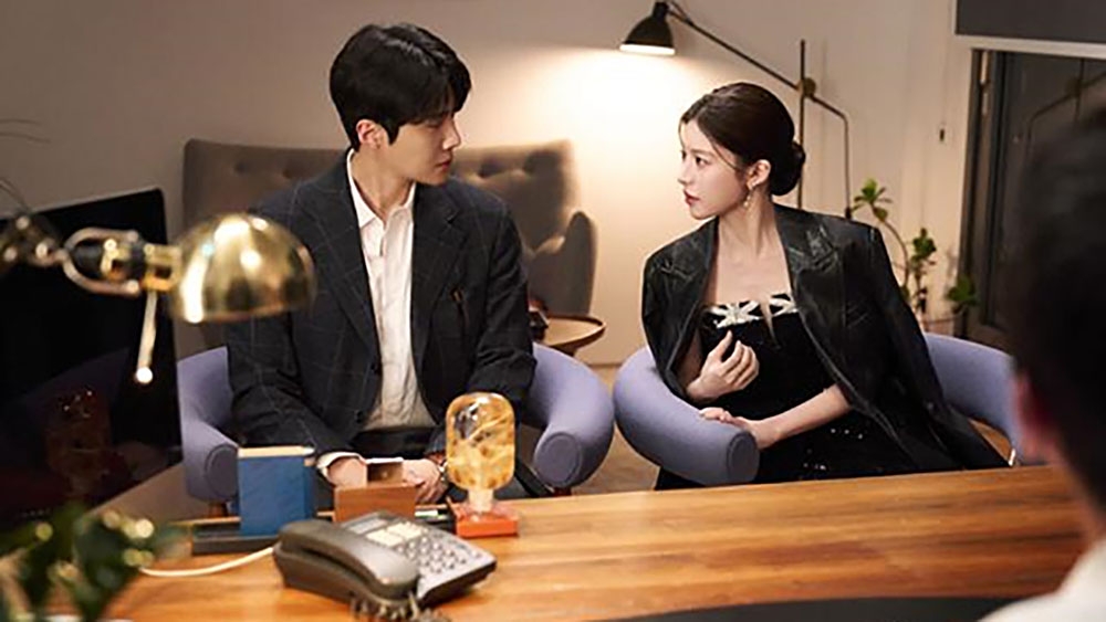 Trong tuần thứ hai kể từ khi ra mắt, bộ phim hài lãng mạn “Can This Love Be Translated?”  không chỉ đứng đầu bảng xếp hạng phim truyền hình không nói tiếng Anh hàng tuần của Netflix mà còn lọt vào Top 10 tại 60 quốc gia. (Ảnh: Netflix)