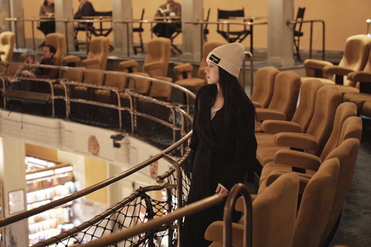 Thời trang và diễn xuất cùng hỗ trợ cho cảm xúc nhân vật. (Ảnh: Netfilx)