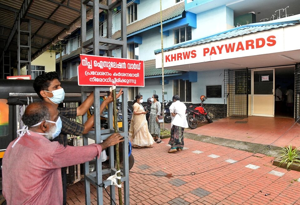 Cảnh báo virus Nipah tại làng Maruthonkara thuộc huyện Kozhikode, Kerala, Ấn Độ. Ảnh: Reuters