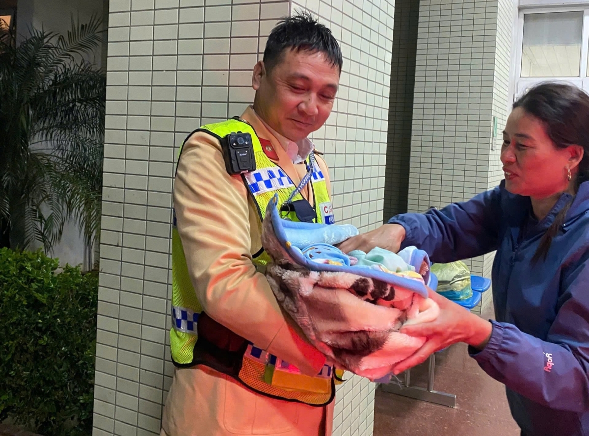 Cảnh sát Giao thông kịp thời đưa sản phụ trở dạ đến bệnh viện