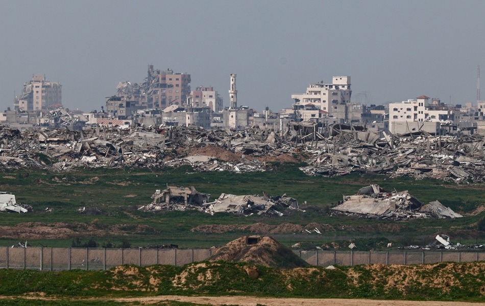 Cảnh tàn phá ở Gaza nhìn từ biên giới Israel-Gaza. Ảnh: Reuters