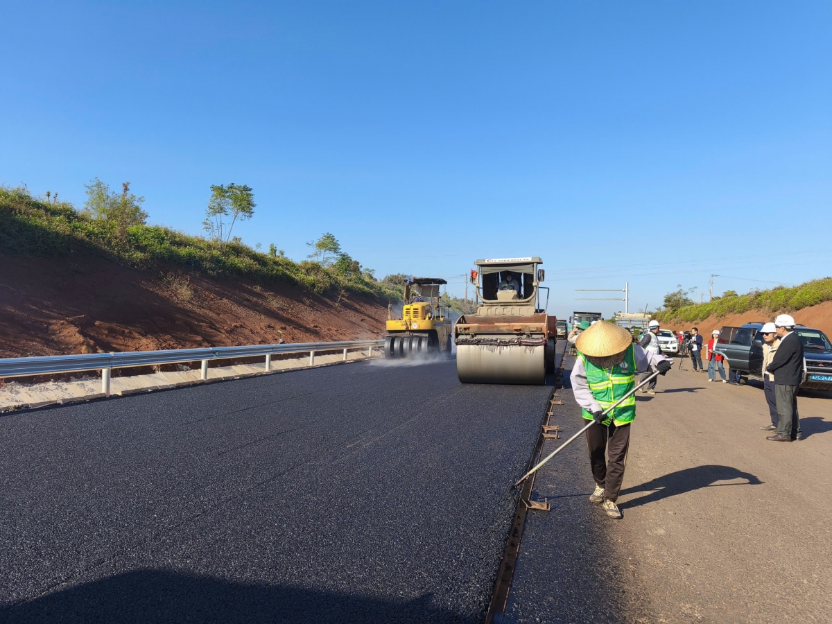 Dự án thành phần 3 (dài hơn 48 km) thuộc cao tốc Khánh Hòa – Buôn Ma Thuột do UBND tỉnh Đắk Lắk làm chủ đầu tư hiện đã cơ bản hoàn thành các hạng mục chính sau cột mốc thông xe kỹ thuật vào ngày 19/12 vừa qua.