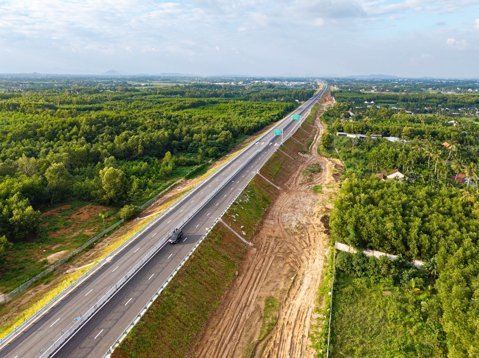 Cao tốc Quảng Ngãi - Hoài Nhơn với điểm đầu kết nối với cao tốc Đà Nẵng - Quảng Ngãi, điểm cuối nối cao tốc Hoài Nhơn - Quy Nhơn, khi đi vào hoạt động, tuyến cao tốc không chỉ giảm tải về áp lực giao thông cho Quốc lộ 1 mà còn mở trục kết nối kinh tế mới, khai mở trọn vẹn tiềm năng phát triển vùng và tạo động lực tăng trưởng cho cả nước. Ảnh: Hoàng Tuyết - Chí Hùng/Báo Tin tức và Dân tộc