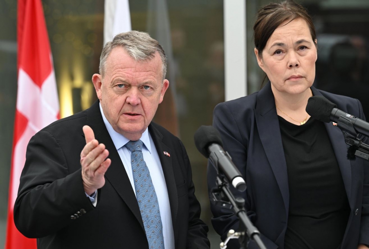 Ngoại trưởng Đan Mạch Lars Lokke Rasmussen và đại diện ngoại giao Greenland Vivian Motzfeldt họp báo trước đại sứ quán Đan Mạch ở Washington, Mỹ ngày 14/1. Ảnh: AP