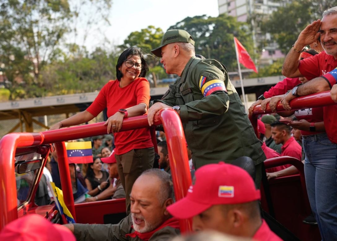 Bà Rodriguez khi còn là phó tổng thống, trò chuyện cùng Bộ trưởng Quốc phòng Venezuela. Ảnh: AP