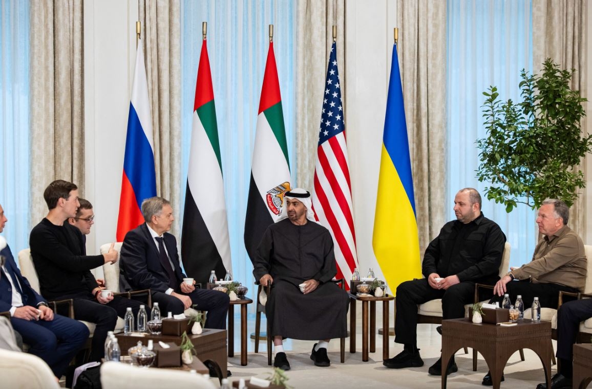 Tổng thống UAE Sheikh Mohamed bin Zayed Al Nahyan tiếp đón các trưởng đoàn tham gia cuộc đàm phán ba bên do UAE chủ trì giữa Mỹ, Nga và Ukraine tại Cung điện Al Shati ở Abu Dhabi, UAE hôm 23/1. Ảnh: Reuters