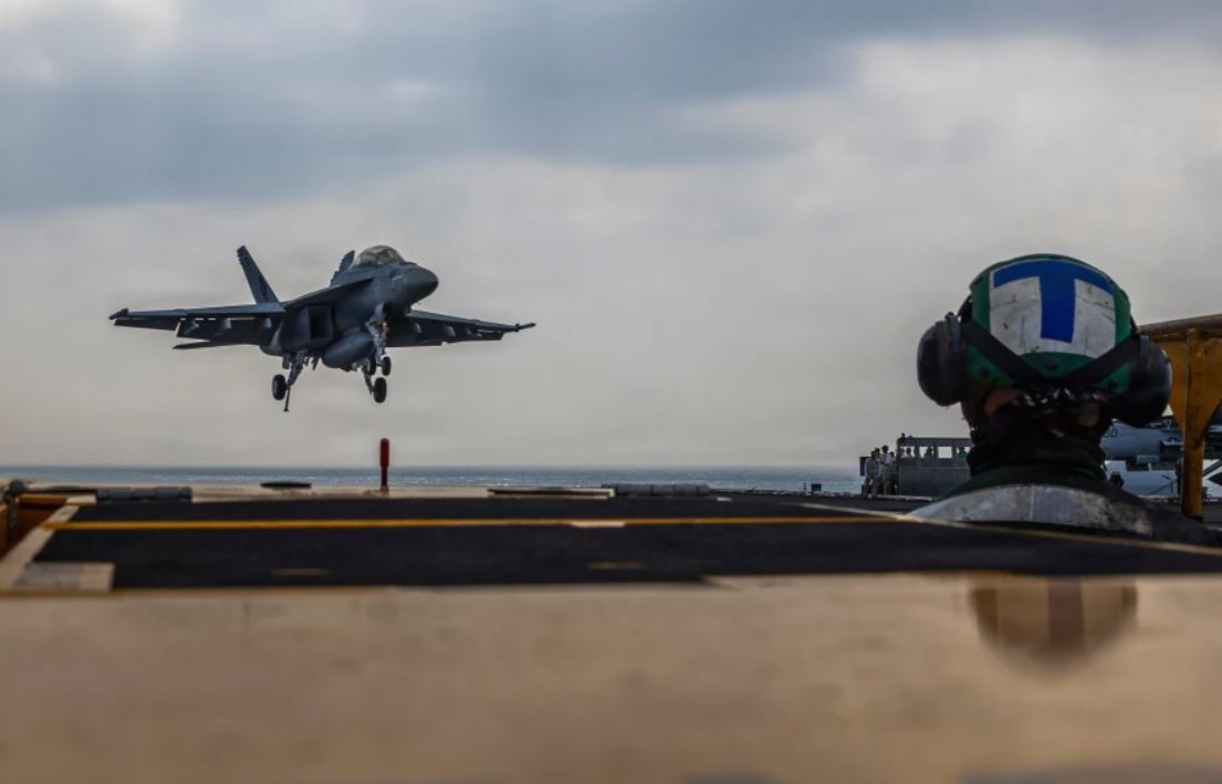 Máy bay chiến đấu chuẩn bị hạ cánh trên tàu sân bay USS Abraham Lincoln của Mỹ. Ảnh: AP