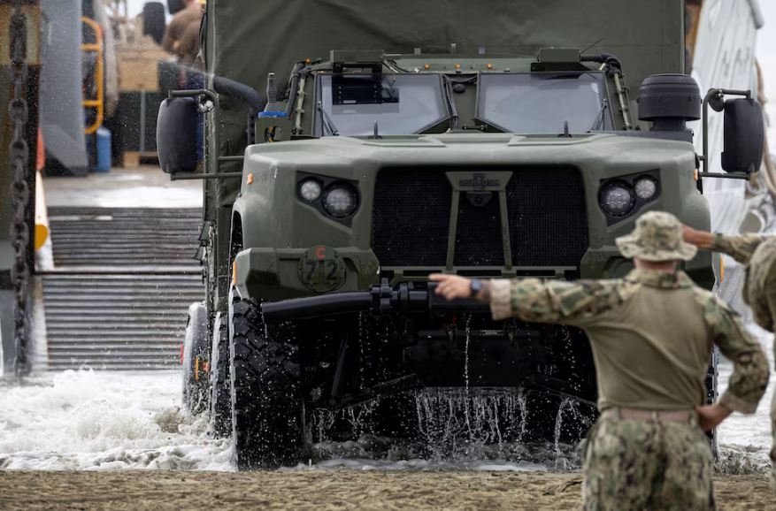 Một tàu đổ bộ đa dụng (LCU) của Hải quân Mỹ đang dỡ một xe chiến thuật hạng nhẹ (JLTV). Ảnh: Reuters