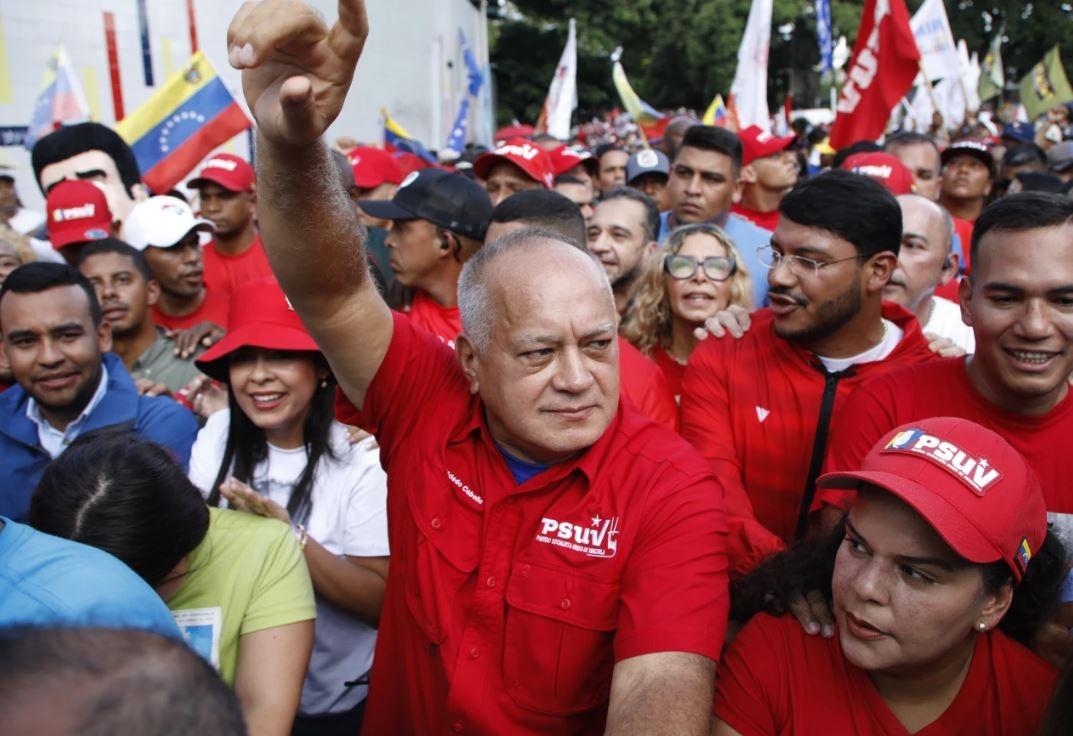 Ông Diosdado Cabello tham gia một cuộc tuần hành ủng hộ ông Maduro năm 2024. Ảnh: AP