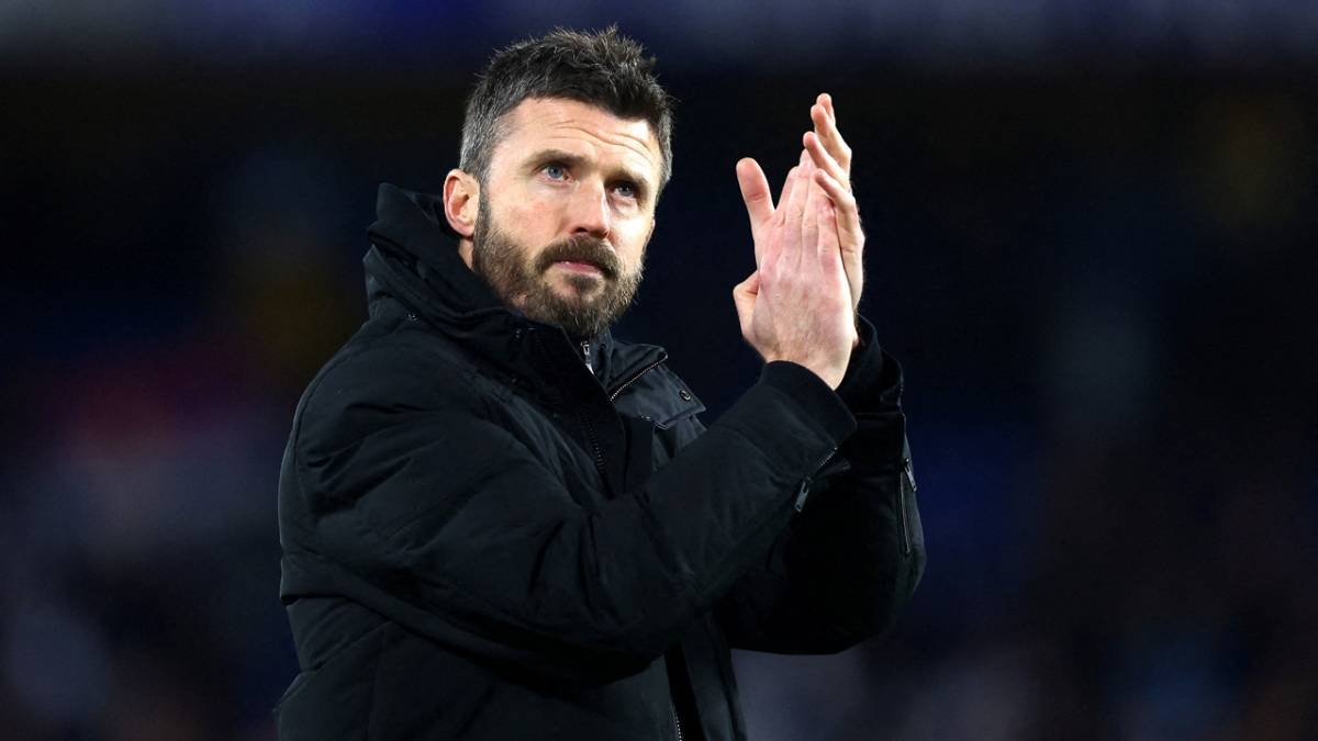 HLV Michael Carrick gặp thách thức lớn (Ảnh: Reuters)