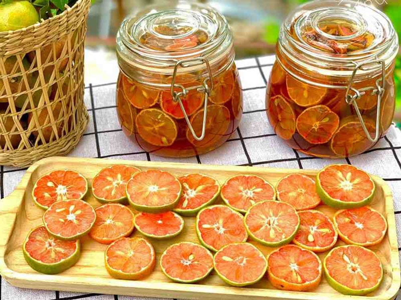 Chanh đào ngâm mật ong từ lâu được nhiều gia đình sử dụng như một thức uống hỗ trợ trị ho, làm ấm cơ thể và tăng cường sức đề kháng