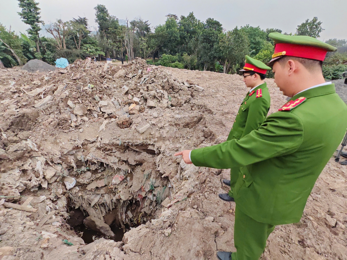 Điều tra xác định tổng khối lượng chất thải bị đổ trộm lên đến 7.800 tấn. 