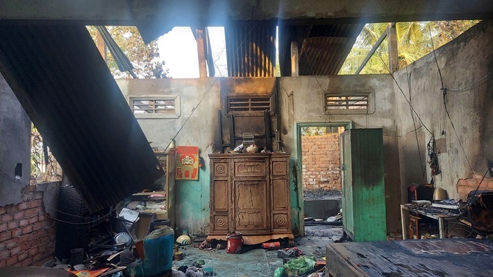 Căn nhà của ông T., bị cháy do chính người cháu ngoại dùng bơm xăng đốt.