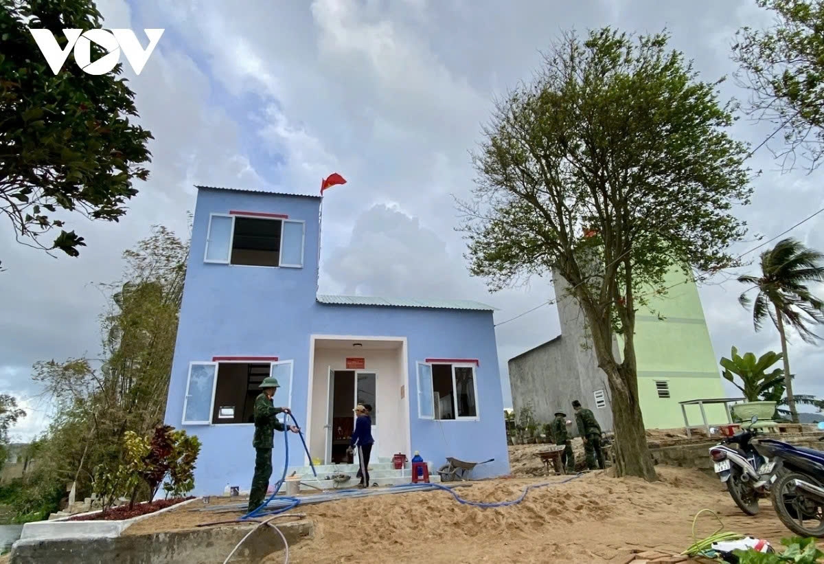 Những ngôi nhà mới được hoàn thành trong "Chiến dịch Quang Trung", thể hiện tinh thần “thần tốc – quyết liệt – nghĩa tình” của các lực lượng tham gia hỗ trợ nhân dân vùng lũ.