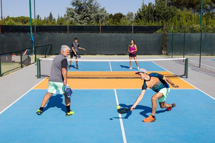 Uống bia sau khi chơi Pickleball khiến cơ thể mất nước nhiều hơn.