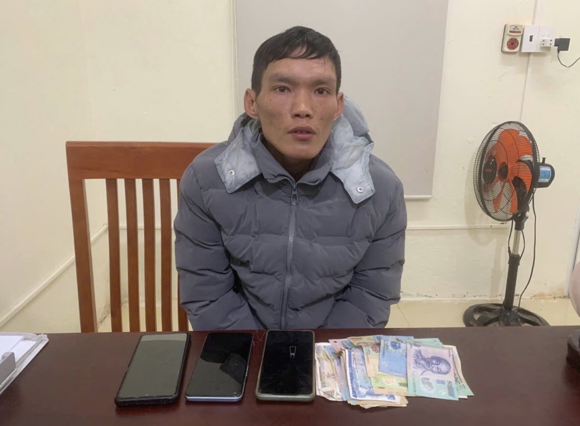 Đối tượng Hồ Công Nghị và tang vật thu giữ.