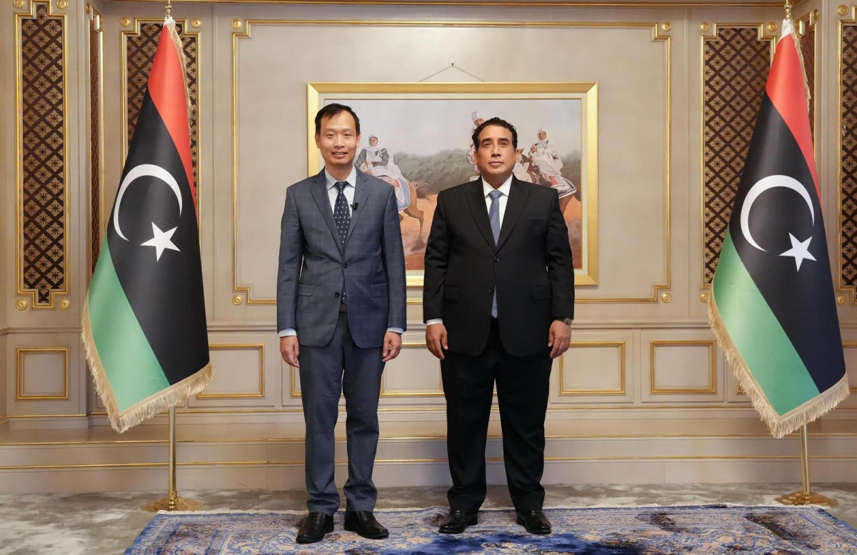 Chủ tịch Hội đồng Tổng thống Libya Muhmamad Al-Menfi chụp ảnh cùng Đại sứ Nguyễn Nam Dương sau lễ trình Quốc thư (Ảnh: Đại sứ quán Việt Nam tại Ai Cập)
