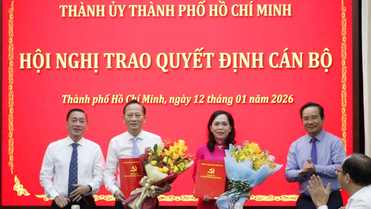 Chủ tịch UBND TP.HCM Nguyễn Văn Được (bìa phải) và Phó Chủ tịch HĐND TP Phạm Thành Kiên (bìa trái) chúc mừng hai cán bộ vừa được điều động (ảnh: T.T)